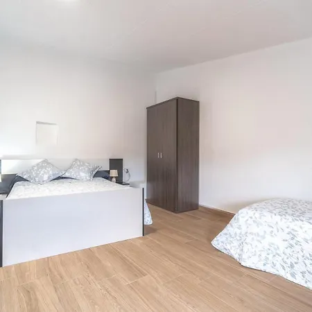 Newly Renovated Large With Garden 度假居 *