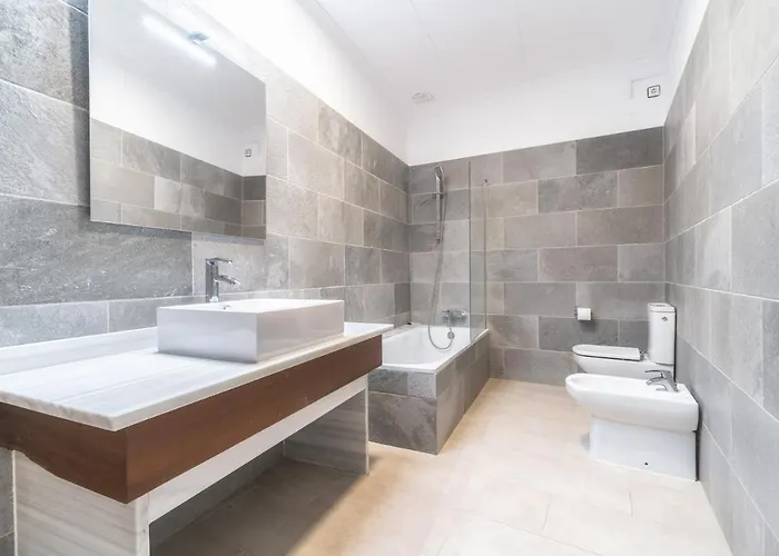 Hébergement de vacances Newly Renovated Large With Garden *