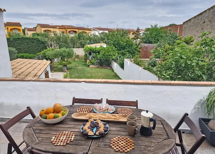 Newly Renovated Large With Garden Hébergement de vacances Castello  D'Empuries